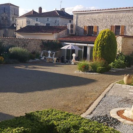 Les Quatre Saisons Vila Saint-Angeau Exterior foto