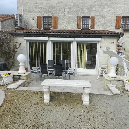 Les Quatre Saisons Vila Saint-Angeau Exterior foto