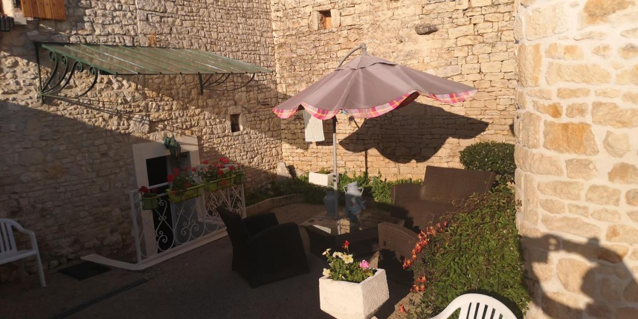 Les Quatre Saisons Vila Saint-Angeau Exterior foto