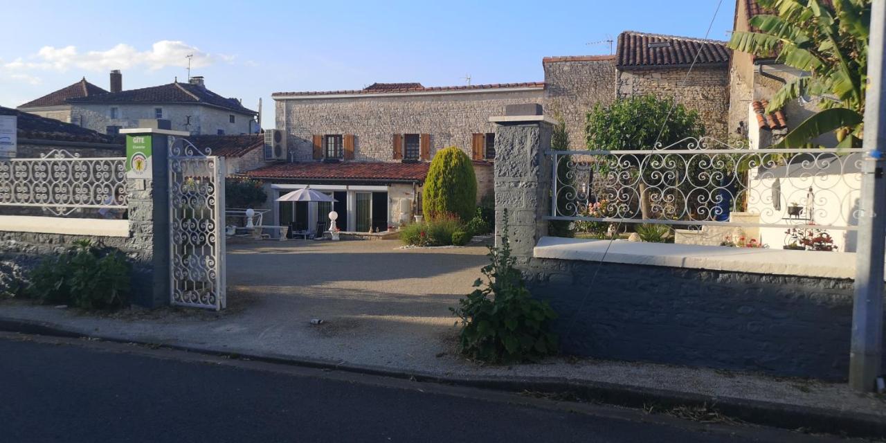Les Quatre Saisons Vila Saint-Angeau Exterior foto