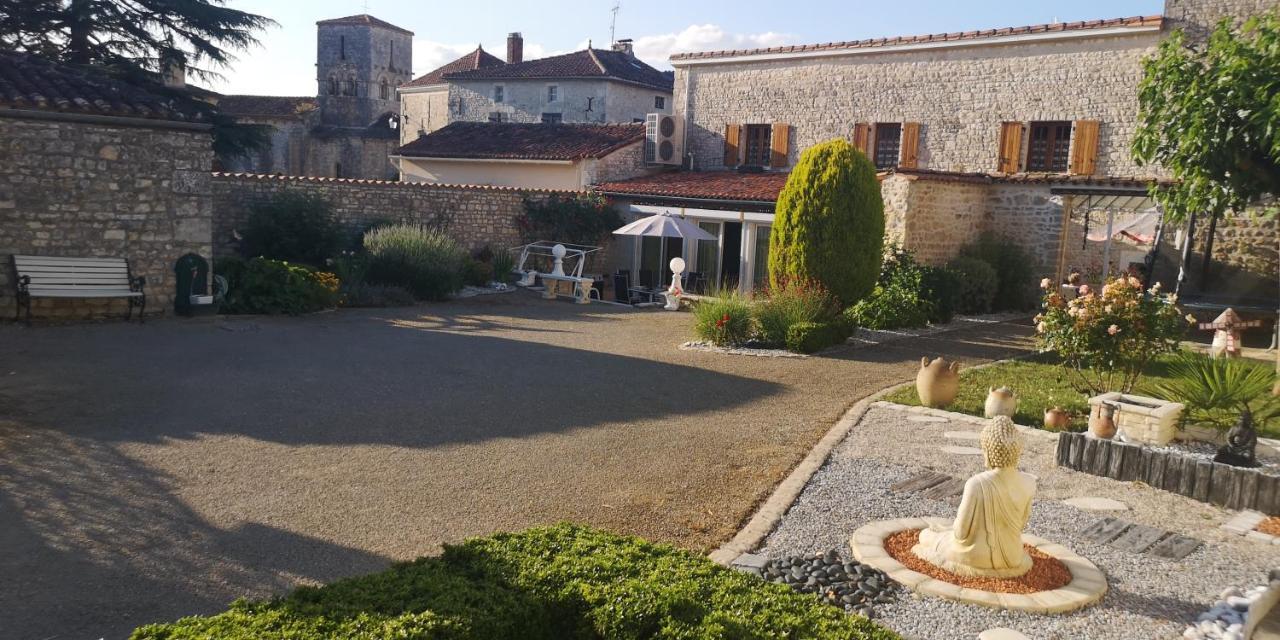 Les Quatre Saisons Vila Saint-Angeau Exterior foto