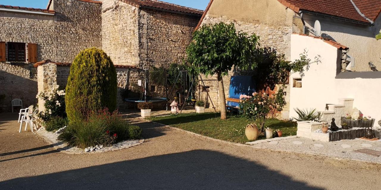 Les Quatre Saisons Vila Saint-Angeau Exterior foto