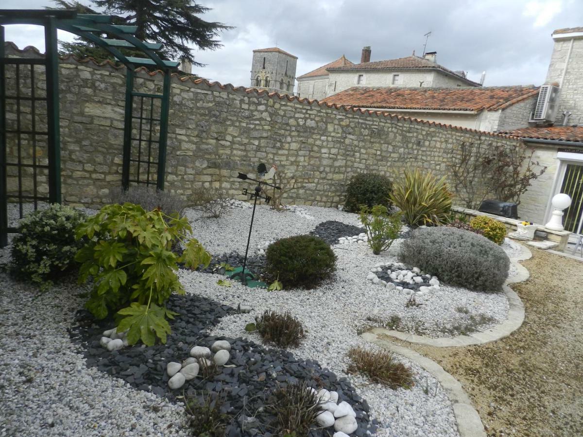 Les Quatre Saisons Vila Saint-Angeau Exterior foto