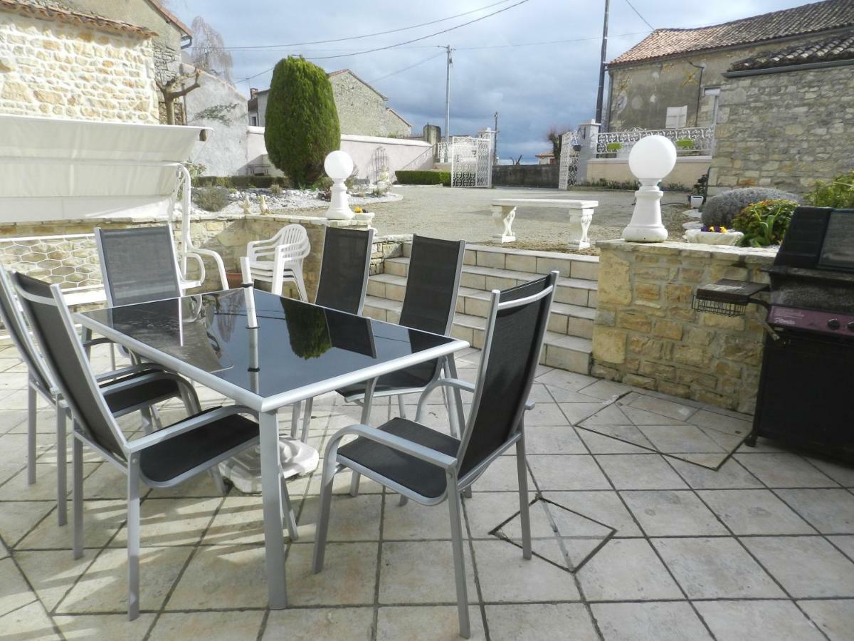 Les Quatre Saisons Vila Saint-Angeau Exterior foto